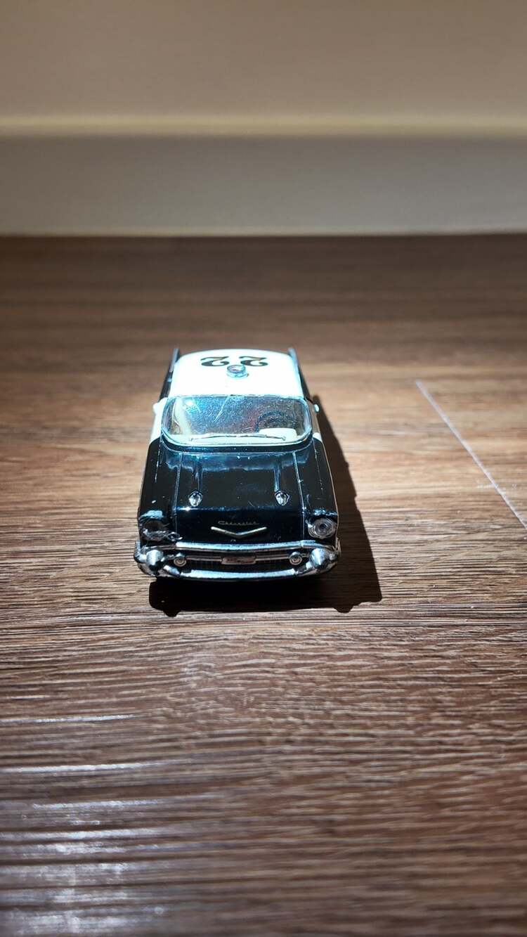 Kinsmart 1957 Chevrolet Bel Air Police Car – Black & White, 1:40 Scale
